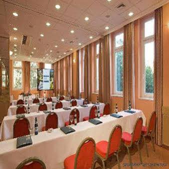 Hotel Patria Pecs Bagian luar foto