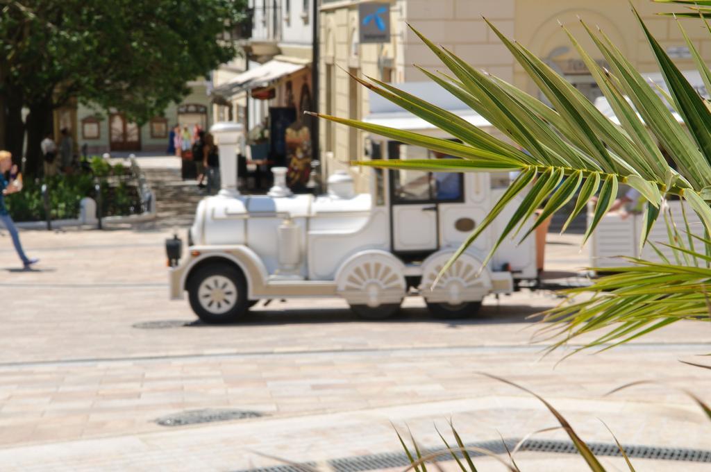 Hotel Patria Pecs Bagian luar foto